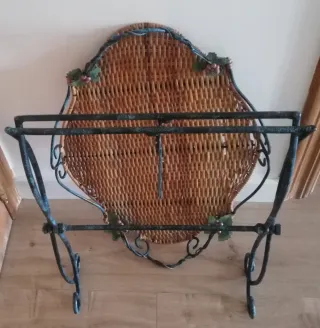 Mesa bandeja extraíble mimbre y metal