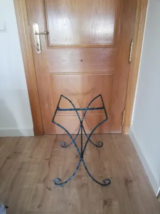 Mesa bandeja extraíble mimbre y metal