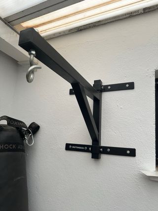 Saco de boxeo negro sin usar y soporte de pared