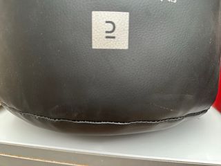 Saco de boxeo negro sin usar y soporte de pared