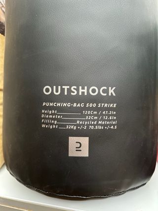 Saco de boxeo negro sin usar y soporte de pared