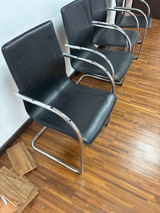 Juego de 4 Sillas Negras con Patas Metálicas