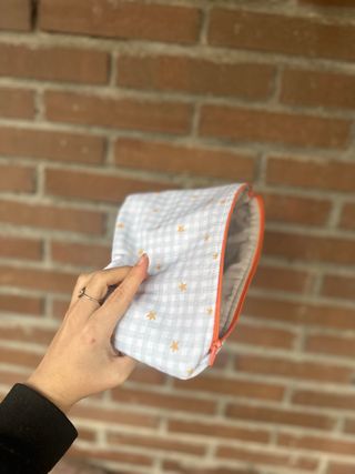 Neceser estampado estrellas naranja