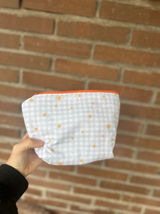 Neceser estampado estrellas naranja