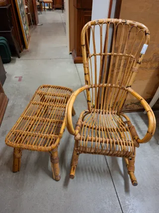 Sedia e poggiapiedi in rattan