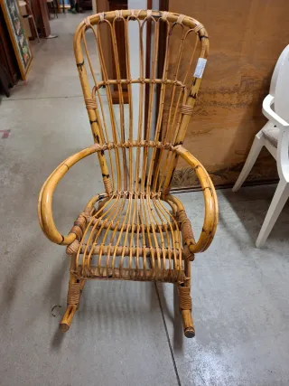 Sedia e poggiapiedi in rattan