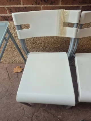 Mesa de cristal y metal gris , 4 sillas de regalo.