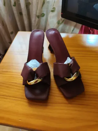 Sandalias de tacón con lazo dorado