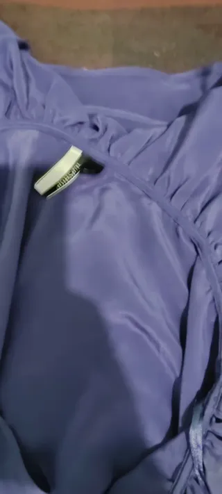 Vestido floral burdeos y blusa morada