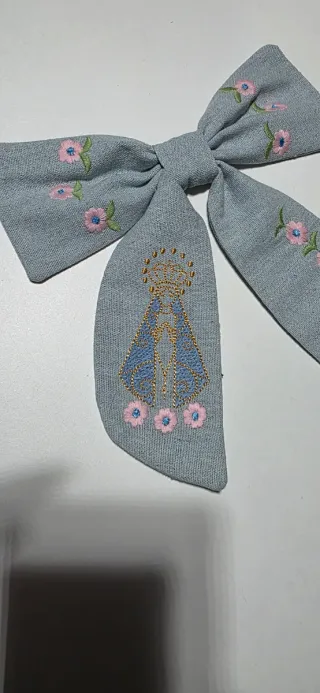 Lazo de lino bordado hecho a mano para niña