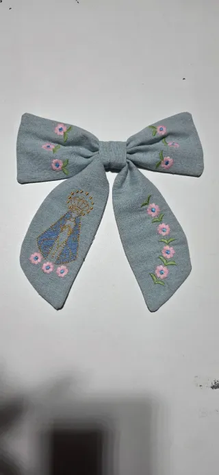 Lazo de lino bordado hecho a mano para niña