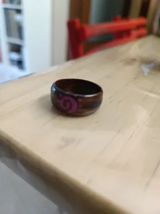 Anillo artesanal de coco con diseño espiral