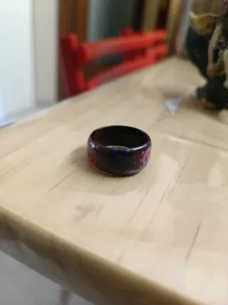 Anillo artesanal de coco con diseño espiral