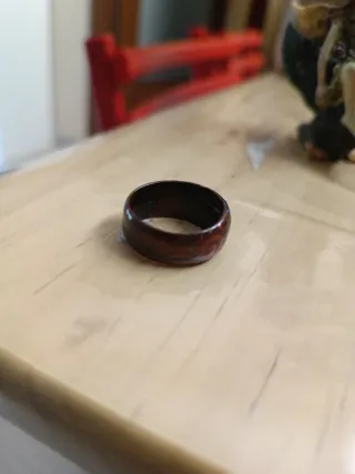 Anillo artesanal de coco con diseño espiral