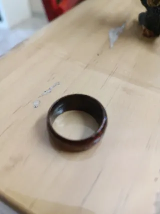 Anillo artesanal de coco con diseño espiral