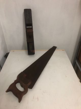 Cepillo y sierra de carpintero