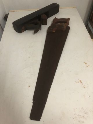Cepillo y sierra de carpintero