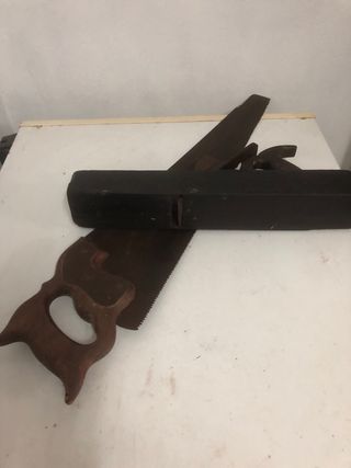 Cepillo y sierra de carpintero