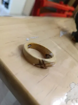 Anillo artesanal de coco tallado