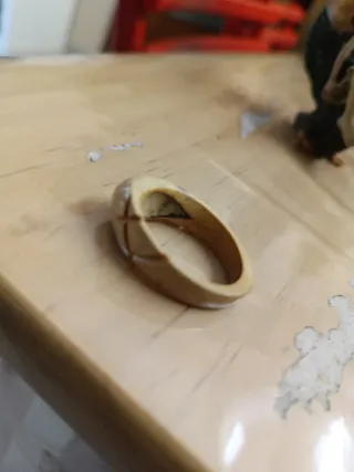 Anillo artesanal de coco tallado
