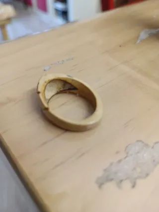 Anillo artesanal de coco tallado