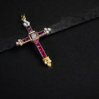 Cruz con rubís y brillantes ORO amarillo 18 KT