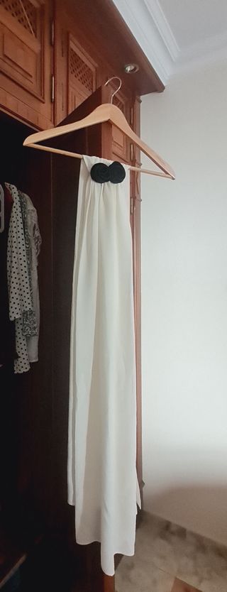 Vestido largo negro con cuello blanco