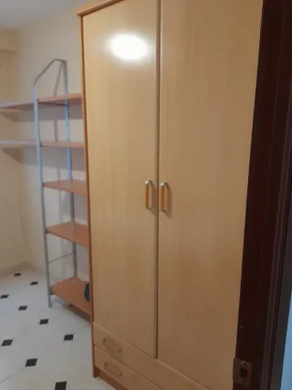 Armario de madera beige