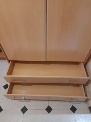 Armario de madera beige