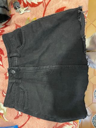Falda negra corta