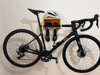 Soporte madera ciclismo casco gafas zapatillas.