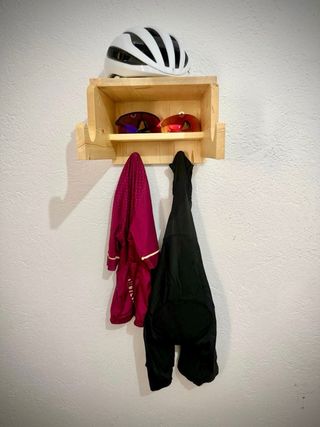 Soporte madera ciclismo casco gafas zapatillas.