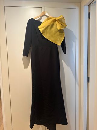 Vestido largo negro con lazo amarillo
