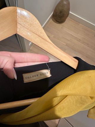 Vestido largo negro con lazo amarillo