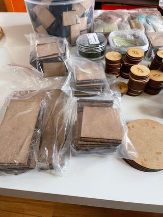 Lote peanas y material escenografía