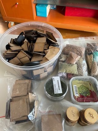 Lote peanas y material escenografía