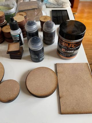 Lote peanas y material escenografía