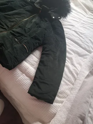 Chaqueta verde suave con capucha