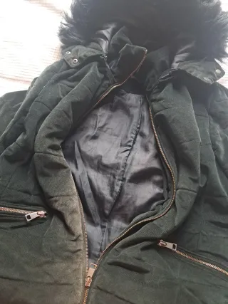 Chaqueta verde suave con capucha