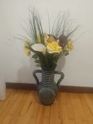 Jarrón de cerámica con flores artificiales
