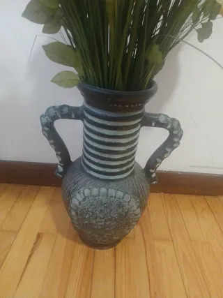 Jarrón de cerámica con flores artificiales