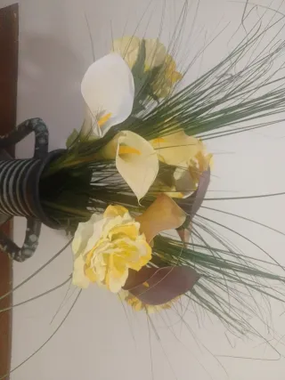 Jarrón de cerámica con flores artificiales