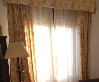 Cortinas con flores y visillos