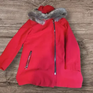 Abrigo rojo con capucha y pelo talla S