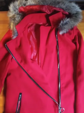 Abrigo rojo con capucha y pelo talla S