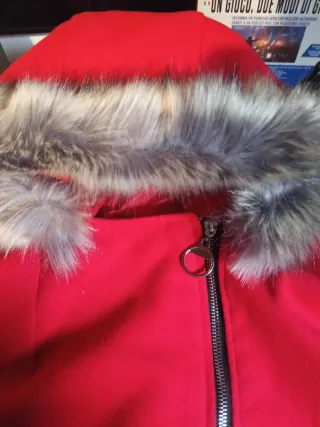 Abrigo rojo con capucha y pelo talla S