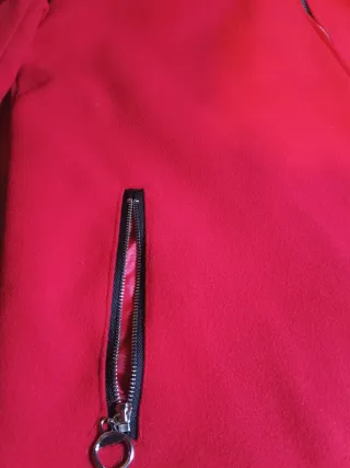 Abrigo rojo con capucha y pelo talla S