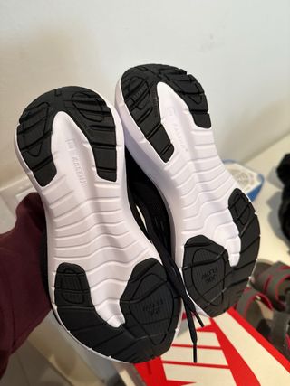 Zapatillas deportivas negras y blancas