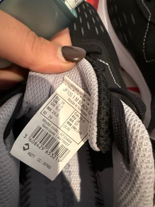 Zapatillas deportivas negras y blancas