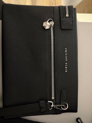 Cartera Negra con Cremallera y Detalles Metálicos